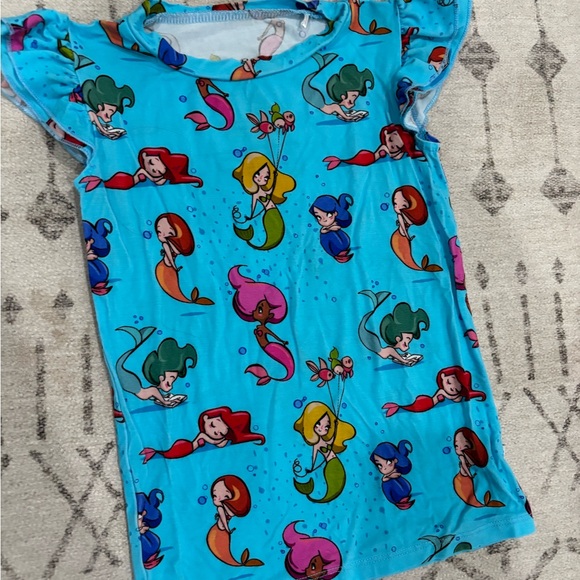 Bums & Roses Two piece Shorts set - Picture 2 of 3